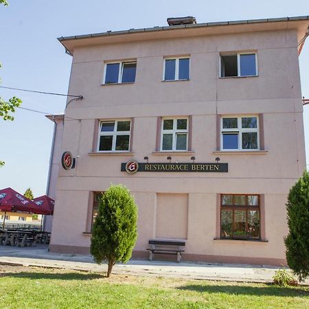 Pension Berten Strasice Strasice  エクステリア 写真